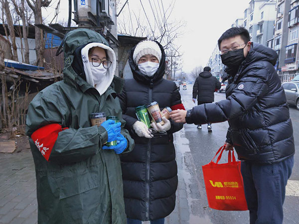 东北大区-城市经理自费采购奶茶送给社区防疫人员