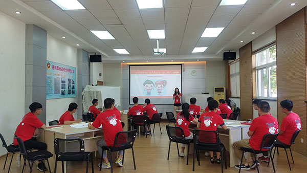 新人进化营学员认真学习课件内容